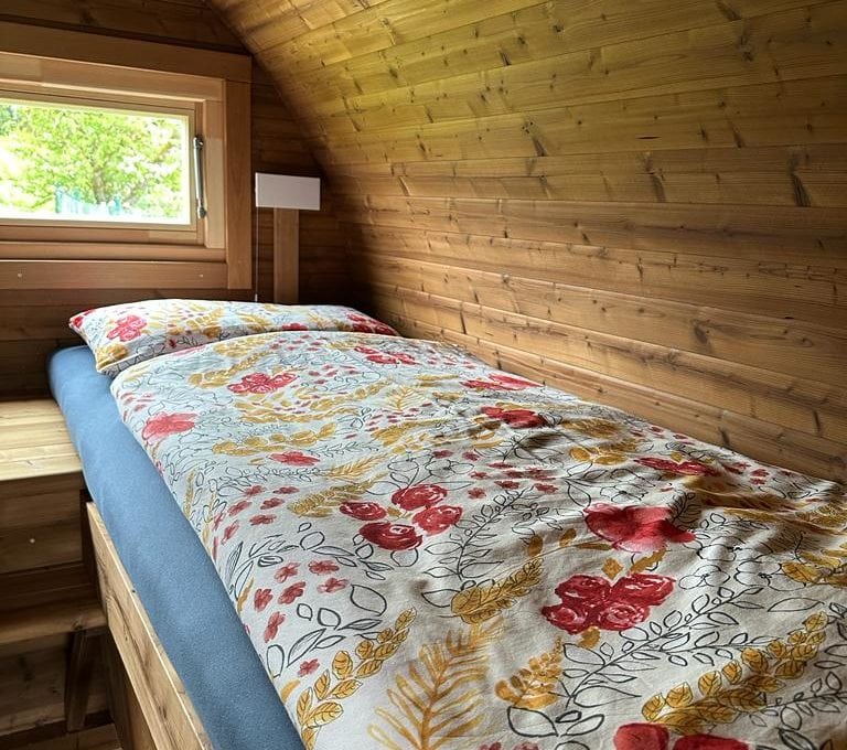 Bett im Schlaffass - Glamping in der Rhön im Biohotel Lindengut in Dipperz