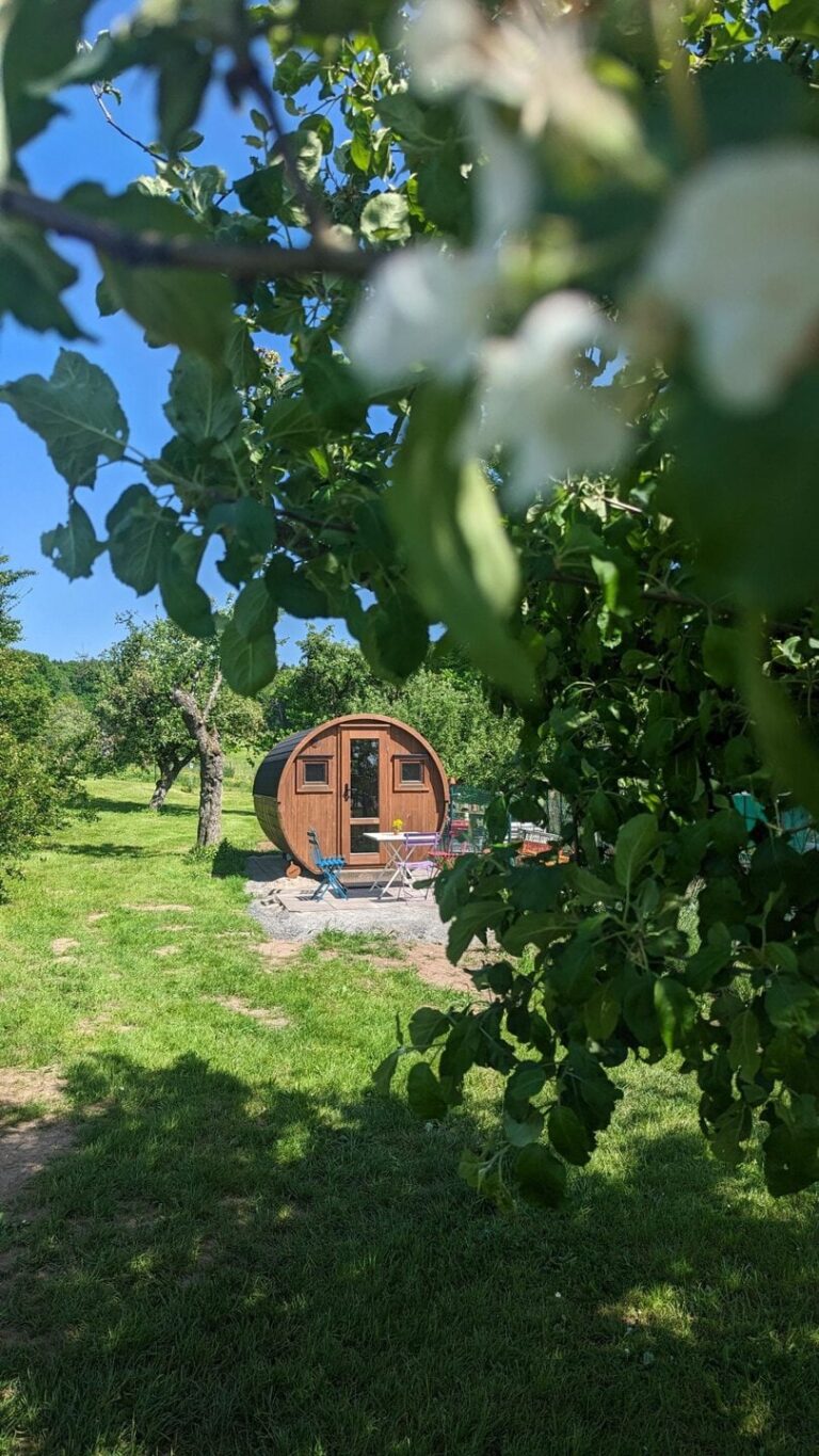 Übernachten im Schlaffass - Glamping in der Rhön im Biohotel Lindengut in Dipperz